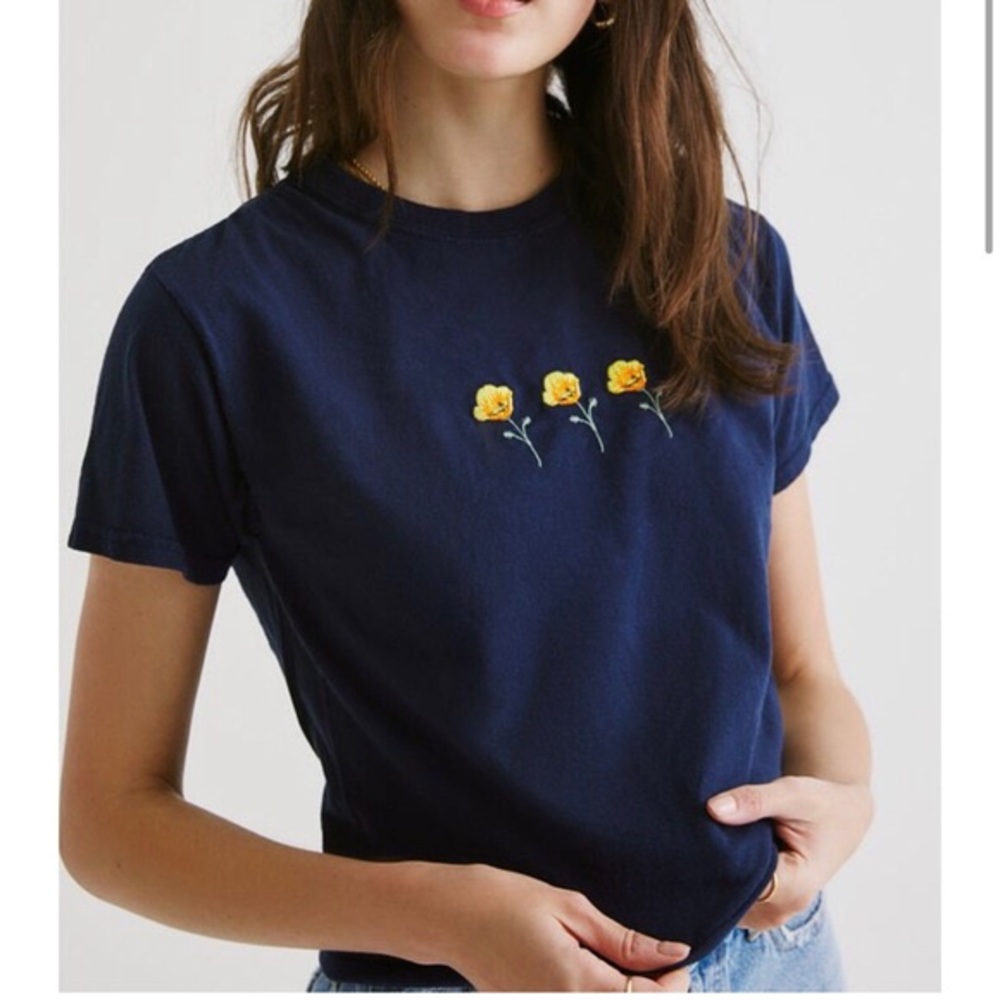 Super cute navy flower brandy Melville t-shirt!